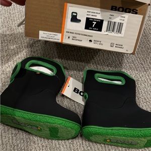 NWT BOGS navy and green boots
